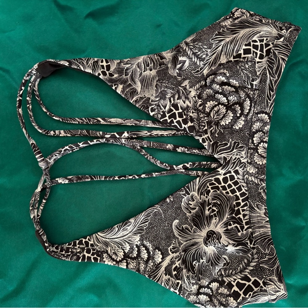 Floral Black and White Lululemon Sports Bra Size 6